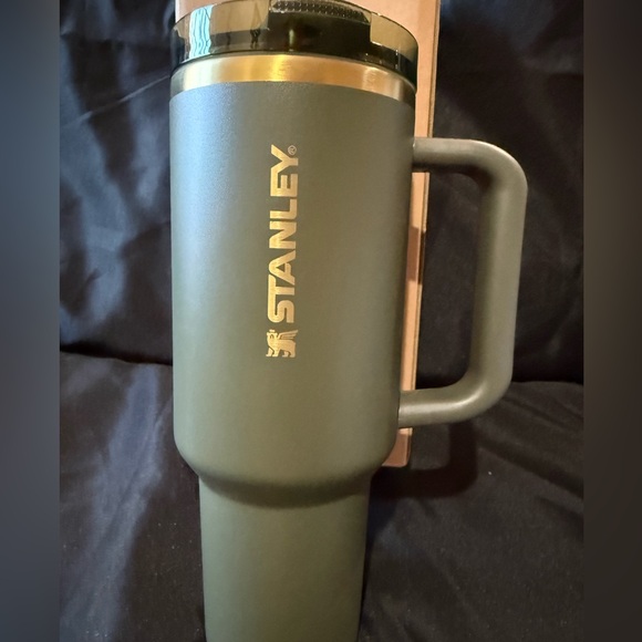 New 40oz Stanley Forest Green with Flip Top Straw - Picture 2 of 6